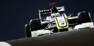 J. Buttono vairuotas „Brawn” BGP 001 pasirodys lenktynių trasoje