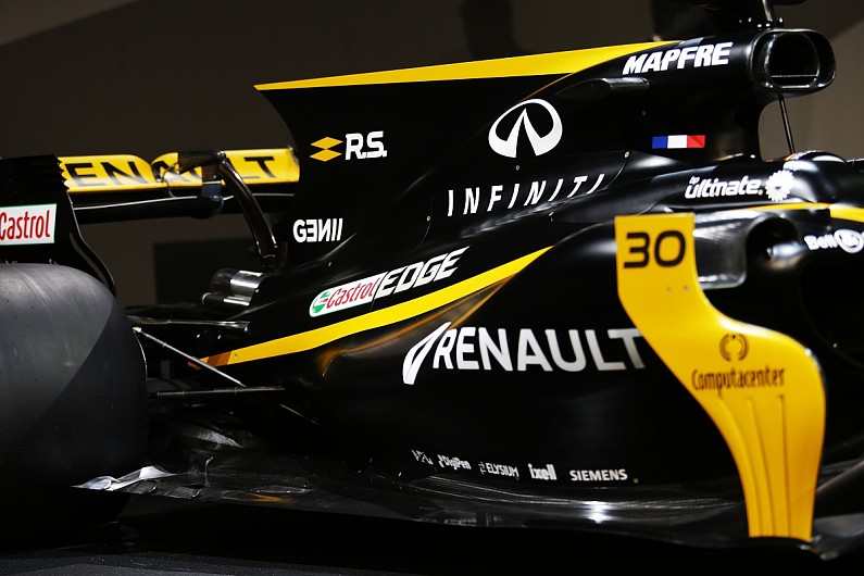 Renault galinis sparnas variklio atnaujinimo
