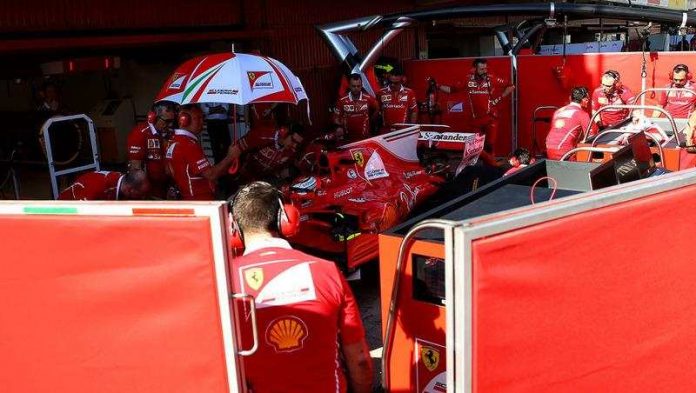 f1-barcelona-pre-season-testing-ii-2017-kimi-raikkonen-ferrari-sf70h-behind-the-screens-in